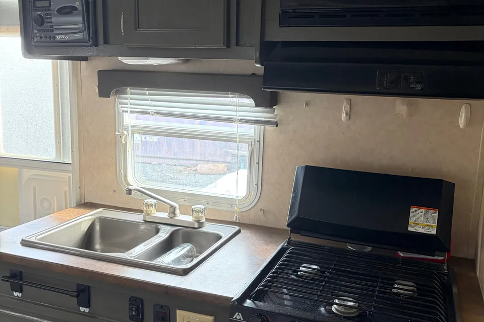 DMLRC's R-Vision Trail Sport Travel Trailer