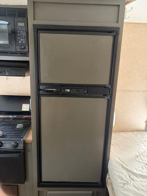 DMLRC's R-Vision Trail Sport Travel Trailer