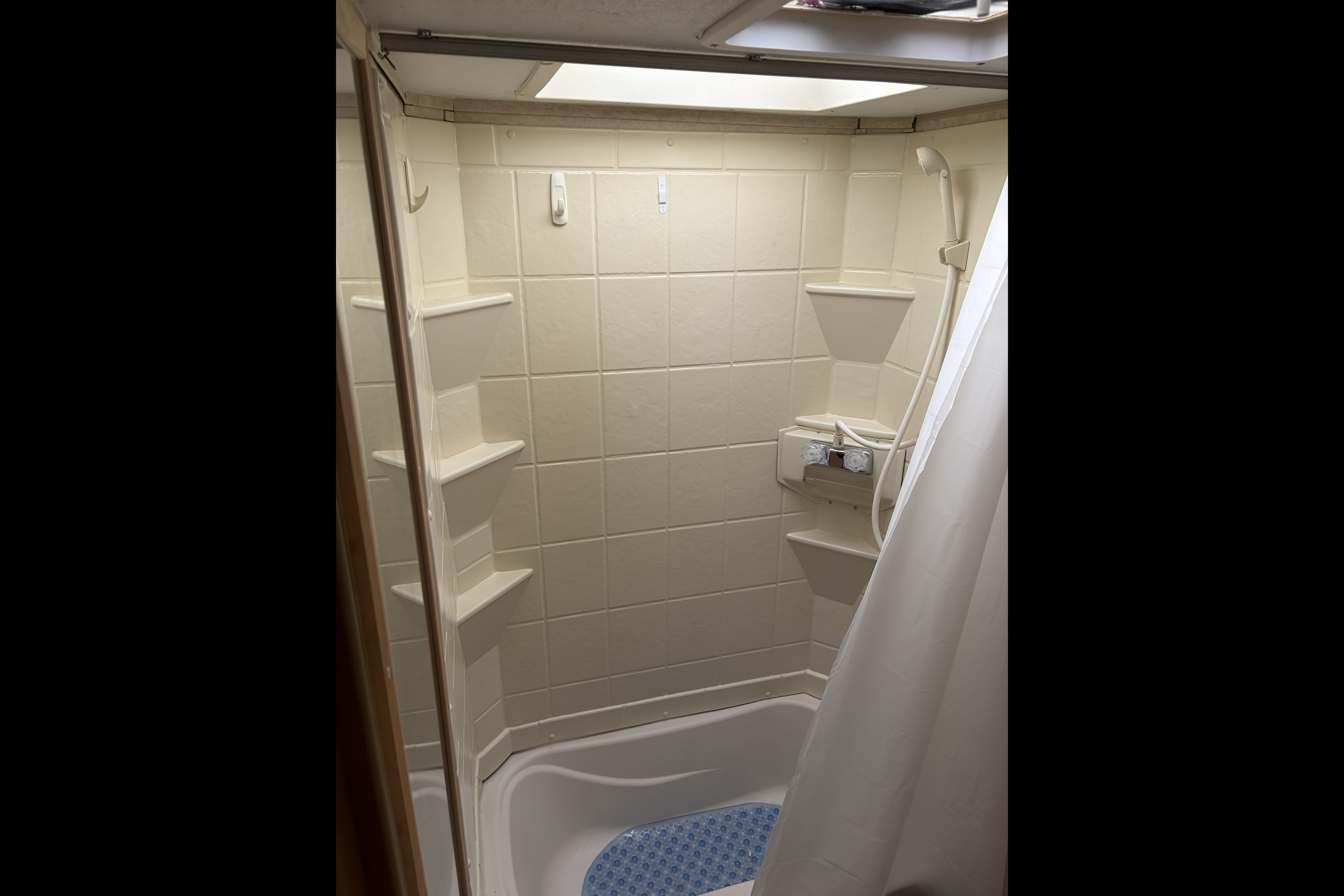 DMLRC's R-Vision Trail Sport Travel Trailer