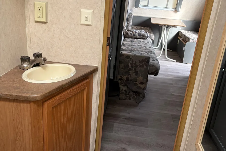 DMLRC's R-Vision Trail Sport Travel Trailer
