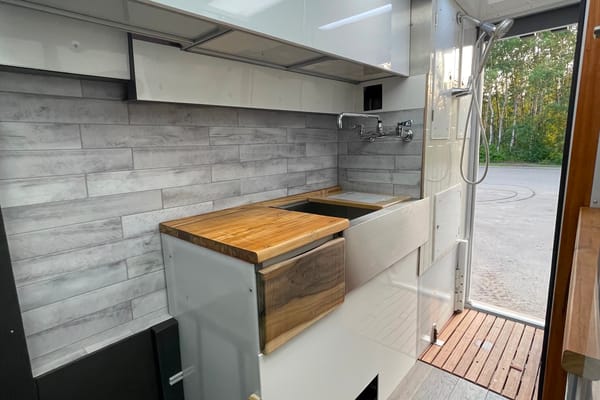 2022 Ford Transit Class B Fully Insulated Big shower queen Bed