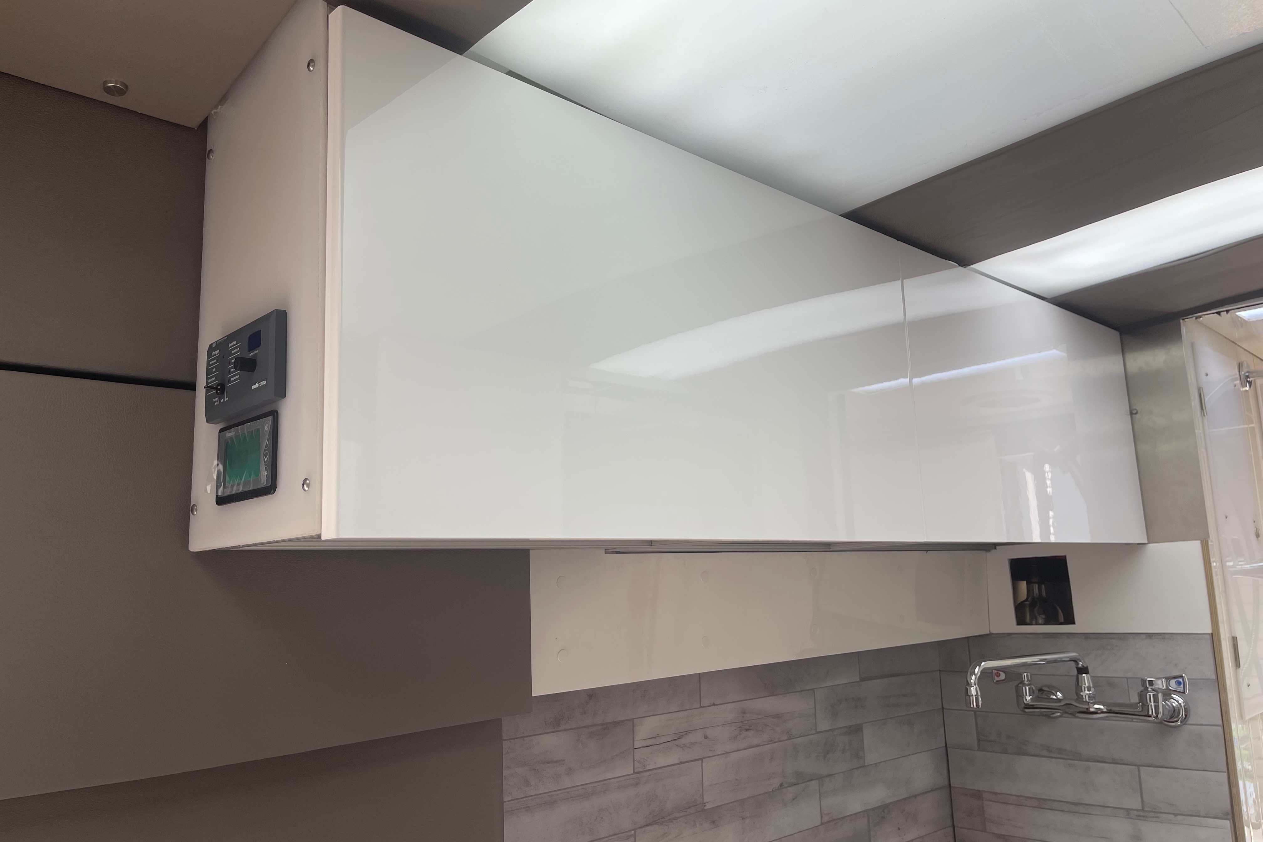 2022 Ford Transit Class B Fully Insulated Big shower queen Bed
