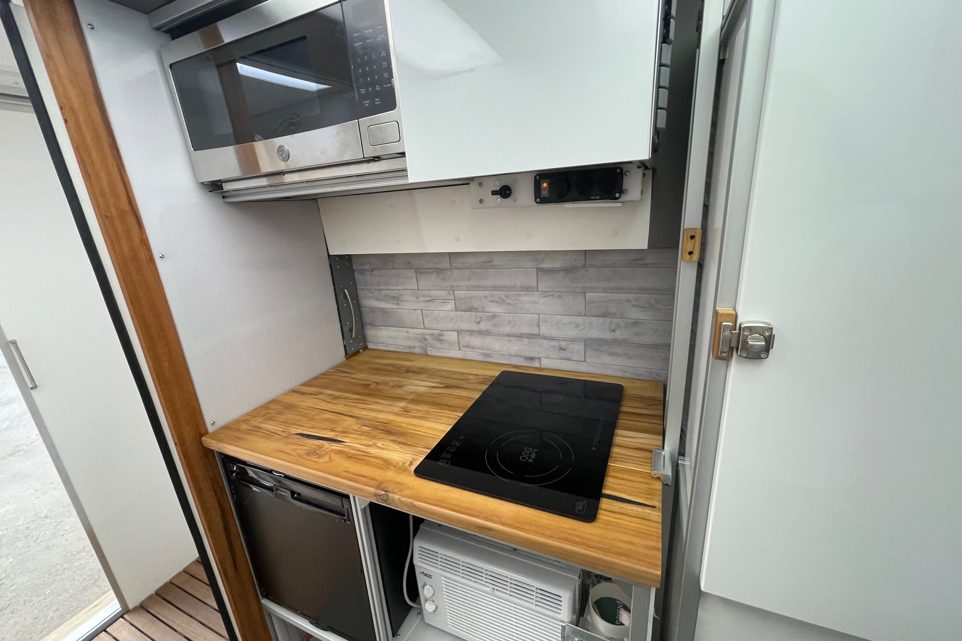 2022 Ford Transit Class B Fully Insulated Big shower queen Bed