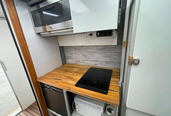 2022 Ford Transit Class B Fully Insulated Big shower queen Bed