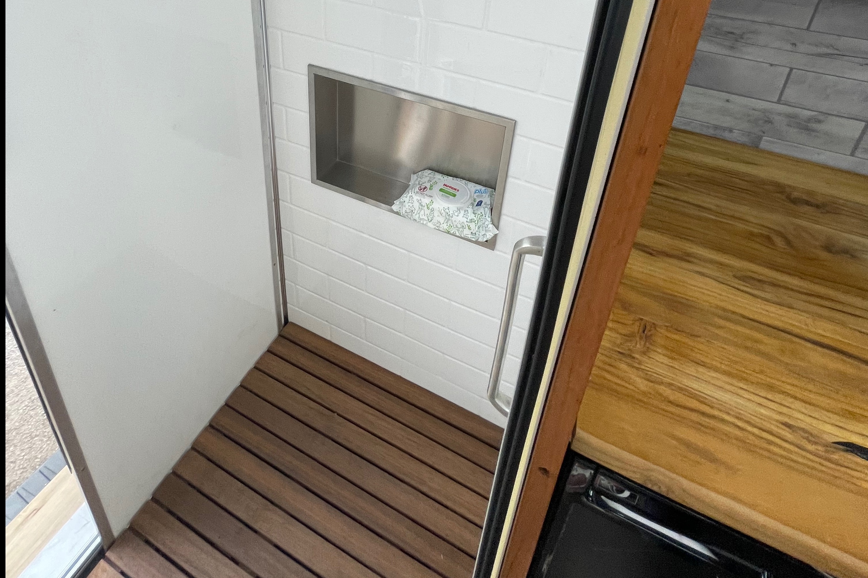 2022 Ford Transit Class B Fully Insulated Big shower queen Bed