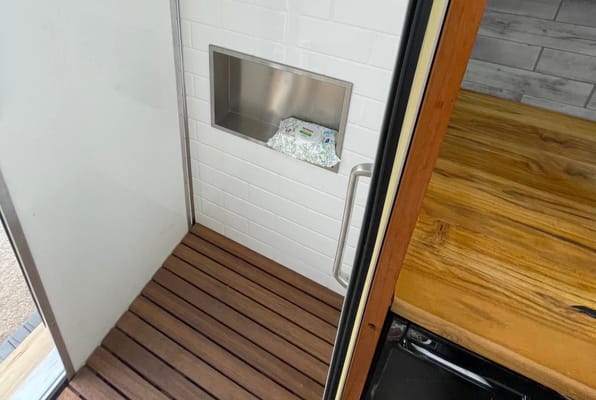 2022 Ford Transit Class B Fully Insulated Big shower queen Bed