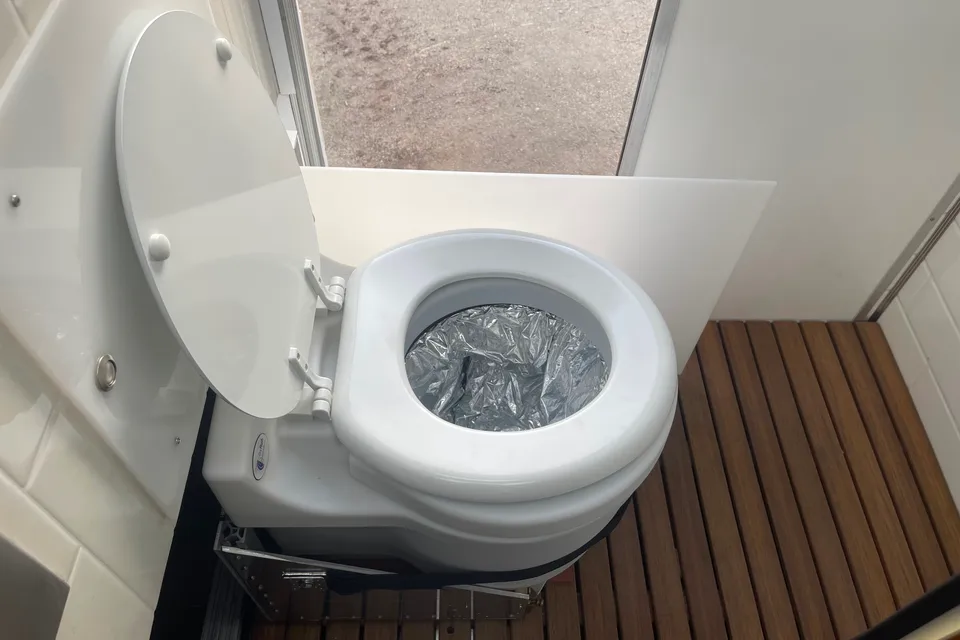 2022 Ford Transit Class B Fully Insulated Big shower queen Bed