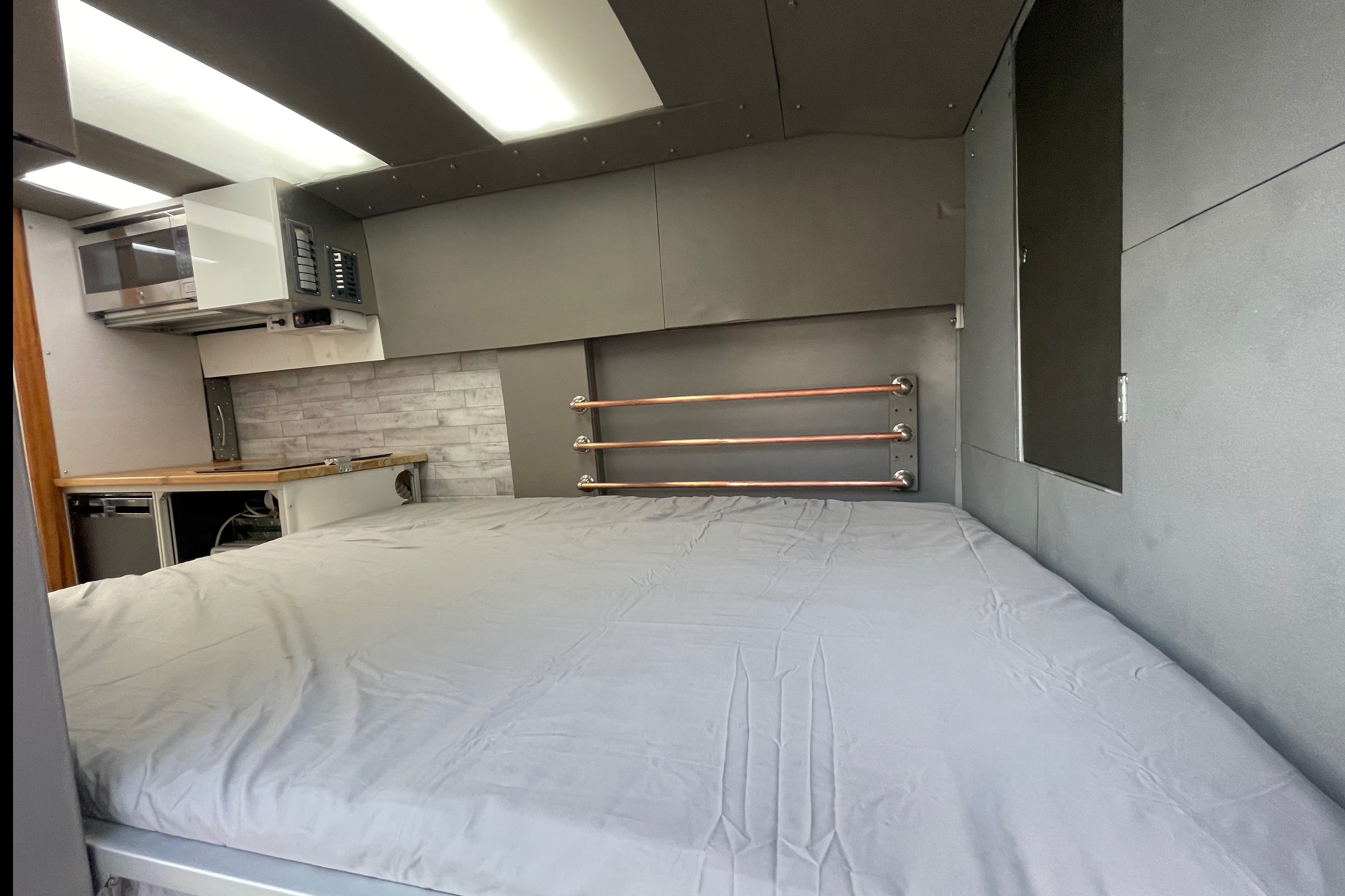 2022 Ford Transit Class B Fully Insulated Big shower queen Bed