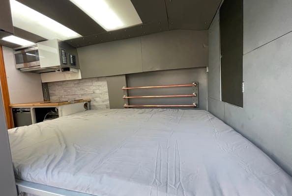 2022 Ford Transit Class B Fully Insulated Big shower queen Bed