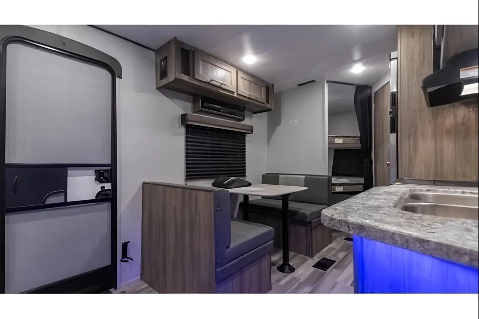 MELODY's Crossroads Zinger Lite 252BH Travel Trailer