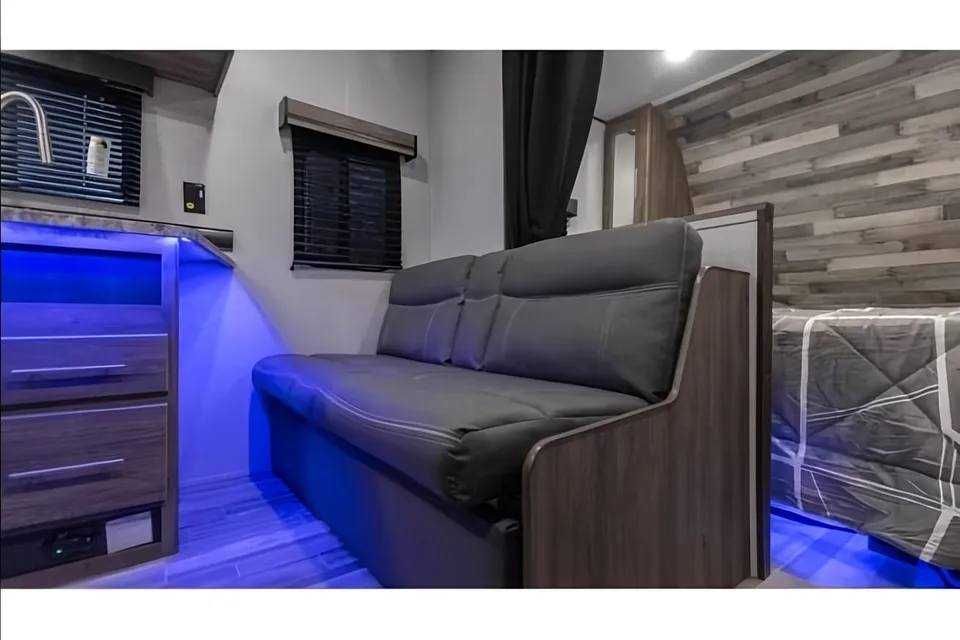 MELODY's Crossroads Zinger Lite 252BH Travel Trailer
