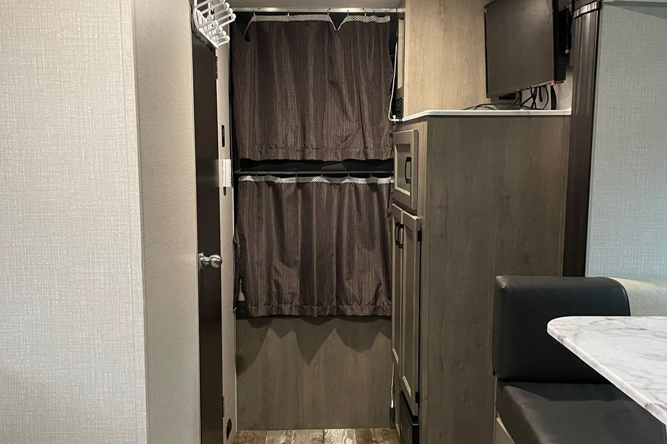 Immaculate Venture Sonic 28ft Travel Trailer