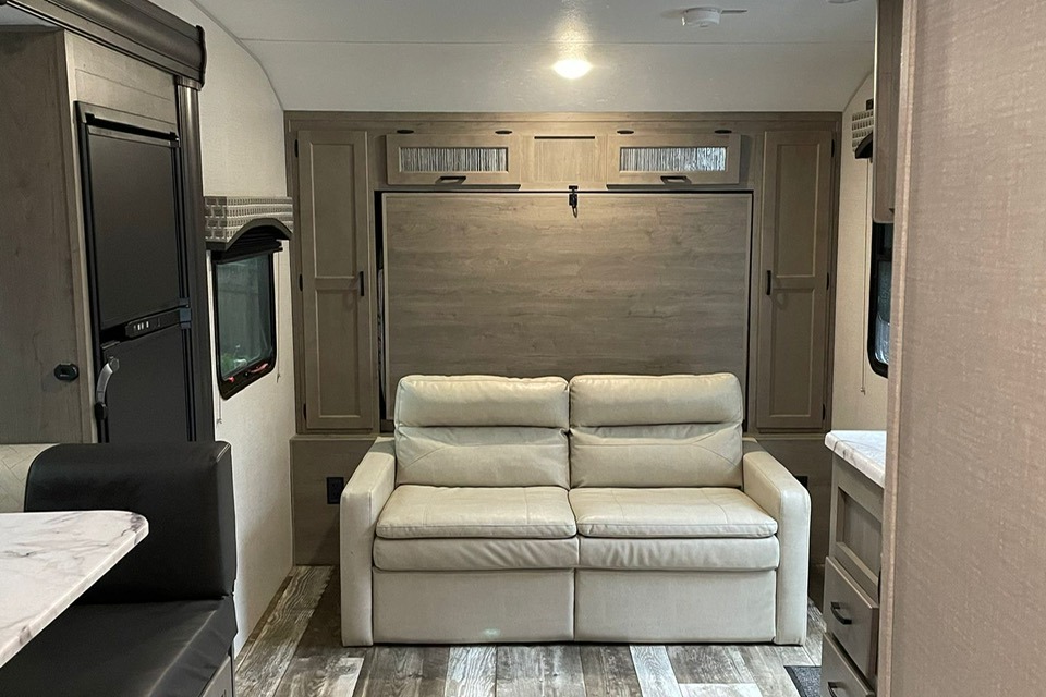 Immaculate Venture Sonic 28ft Travel Trailer