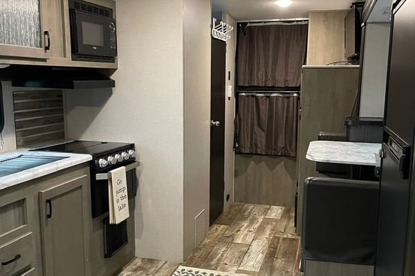 Immaculate Venture Sonic 28ft Travel Trailer