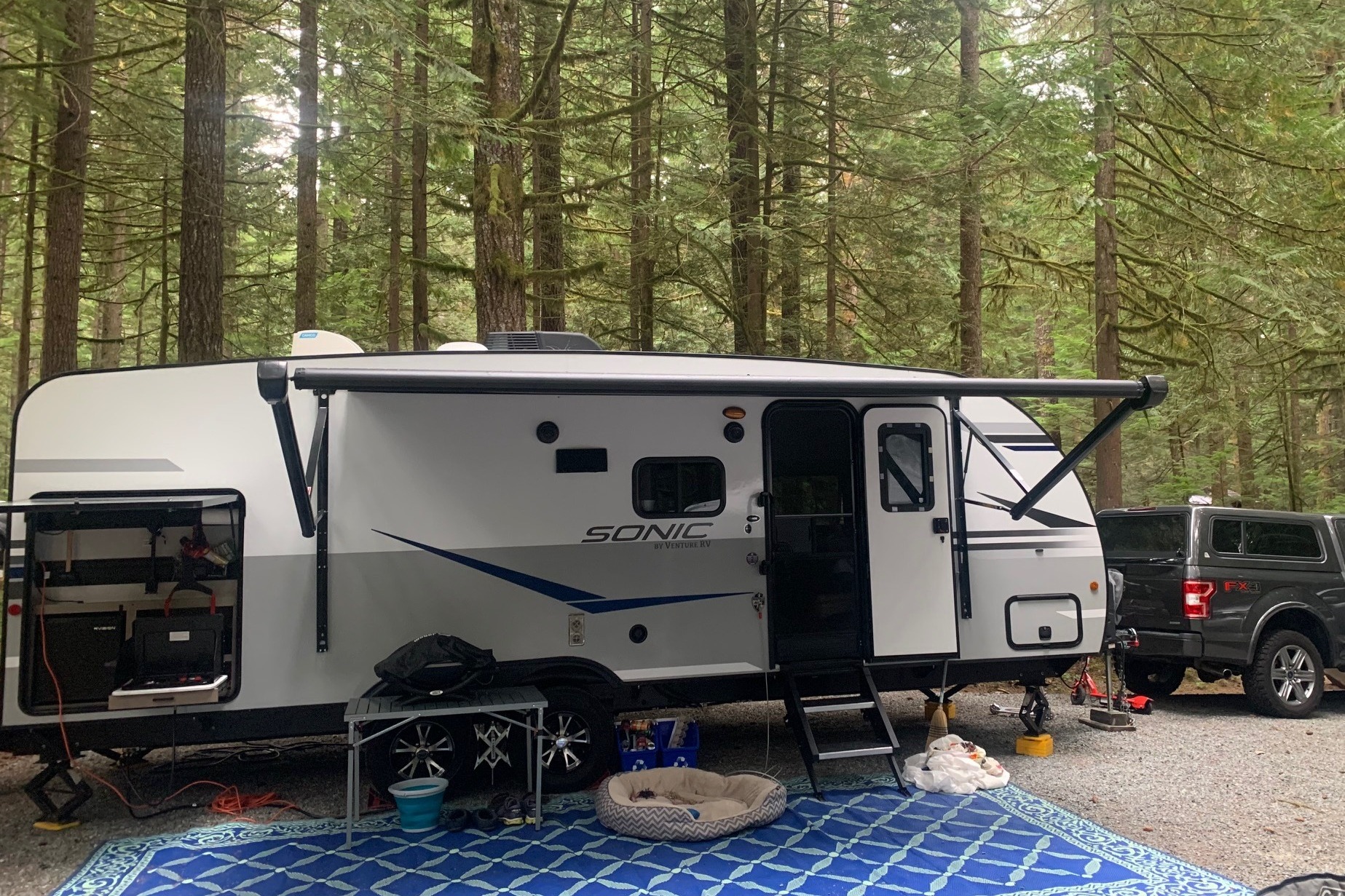Immaculate Venture Sonic 28ft Travel Trailer