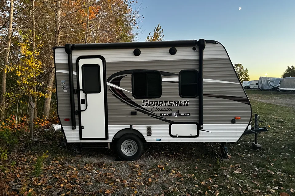 Huzur's Sportsmen Classic 130 Travel Trailer