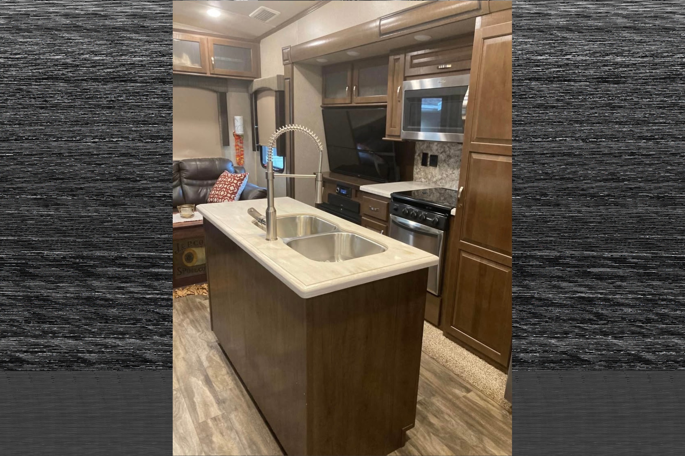 2018 Forest River Cedar Creek Silverback 37MBH Fifth Wheel Sleeps 10!