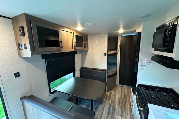 Evan's Jayco 2024 JAY FLIGHT SLX Travel Trailer