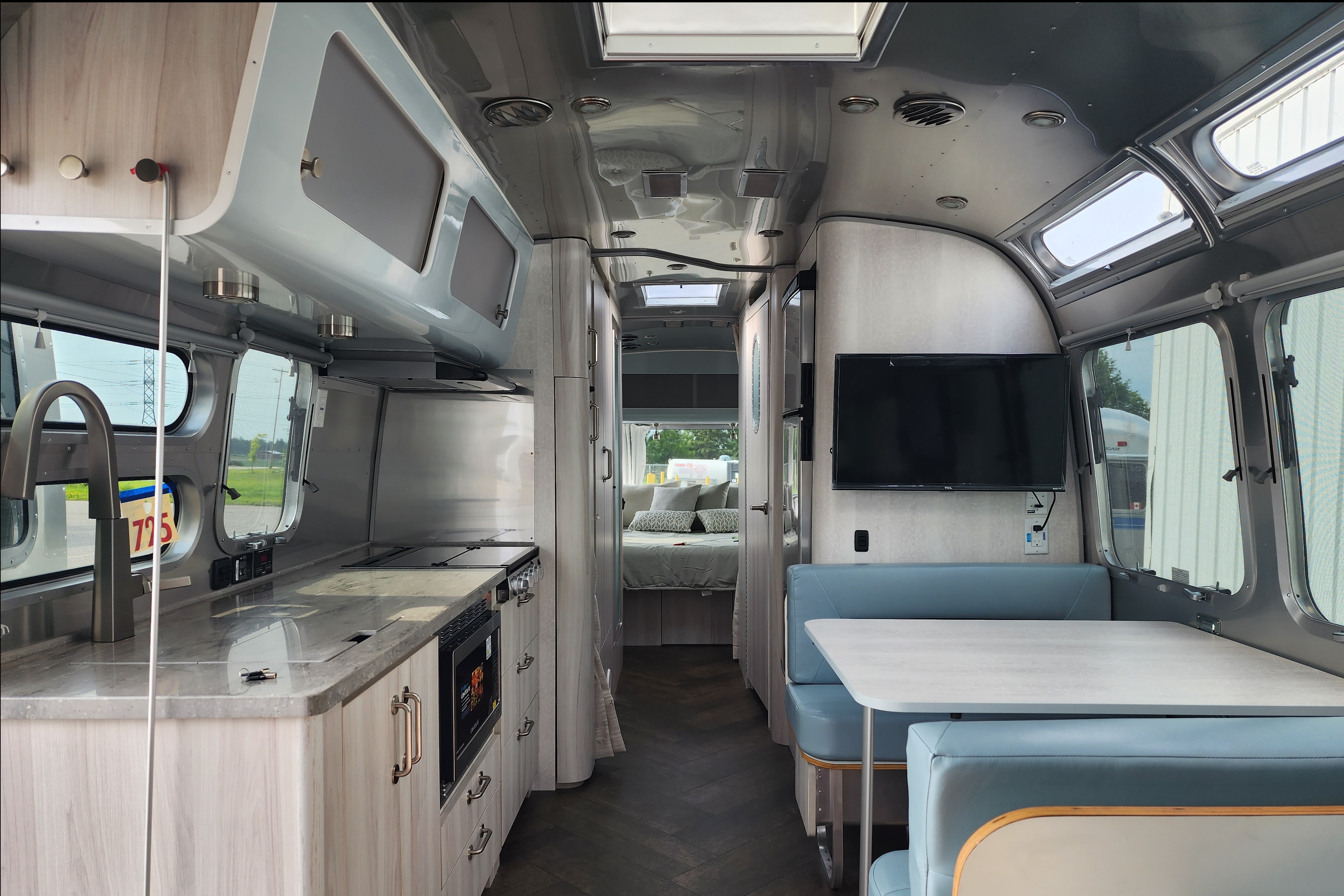 2023 Luxurious 30' Airstream