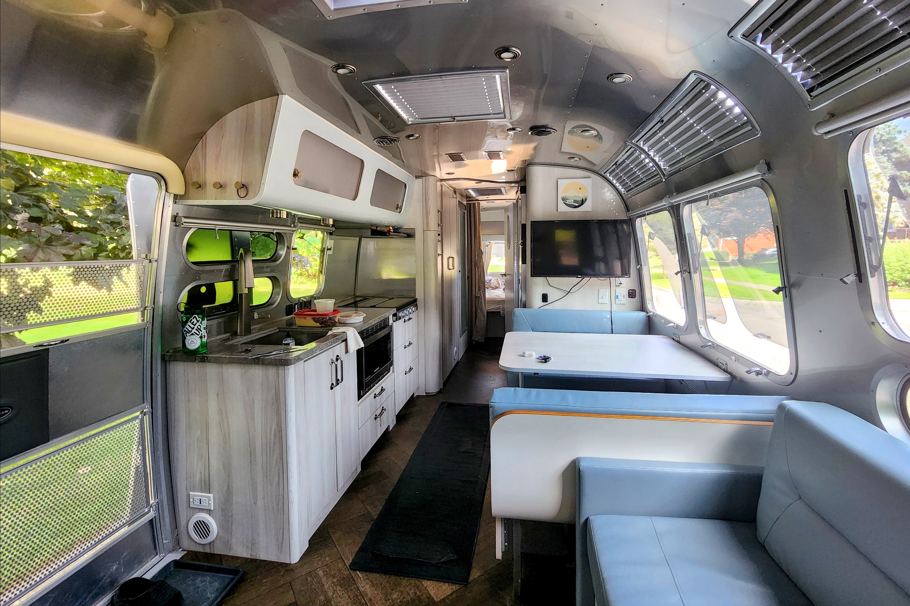 2023 Luxurious 30' Airstream