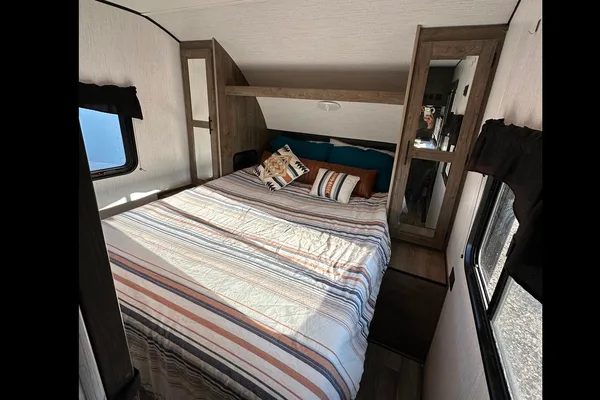 Summer's Pioneer Bh280 Travel Trailer