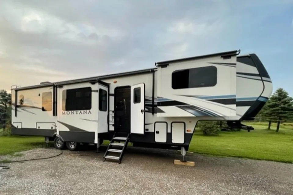 Hannah's Montana! 2021 Keystone RV Montana 3761FL