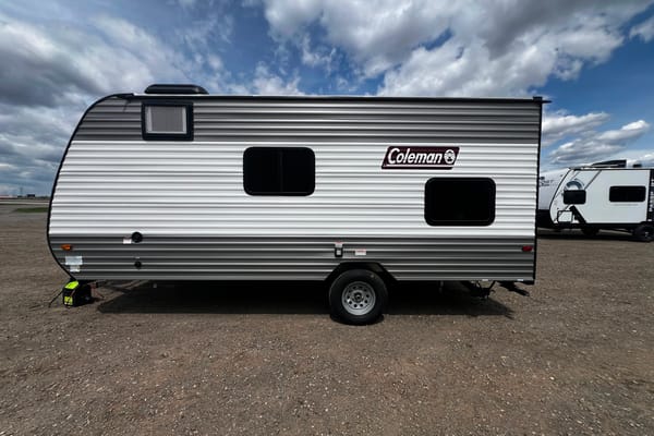 Cozy & Fully Loaded 21.5’ trailer – Sleeps 5 with Fireplace and A/C