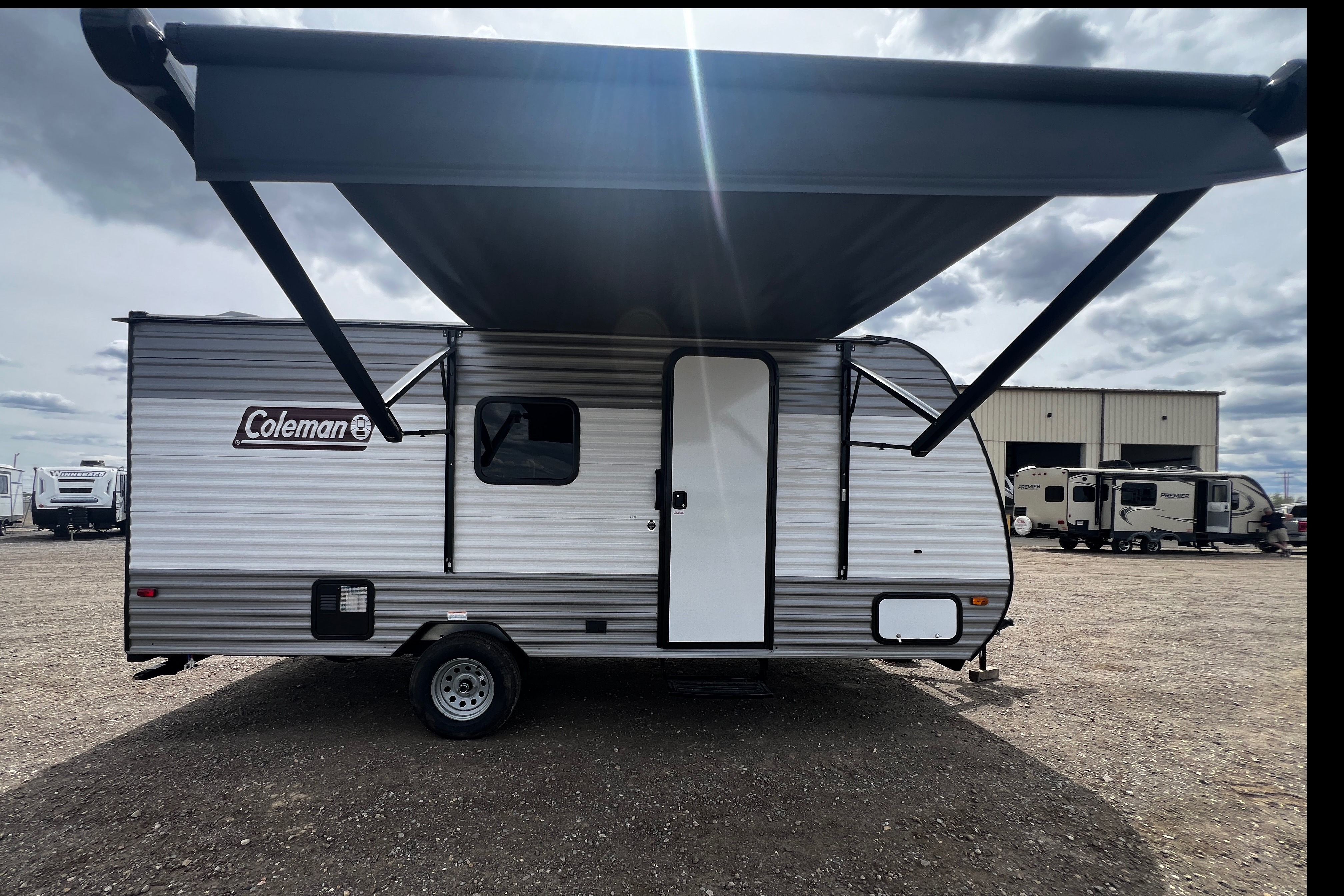 Cozy & Fully Loaded 21.5’ trailer  – Sleeps 5 with Fireplace and A/C