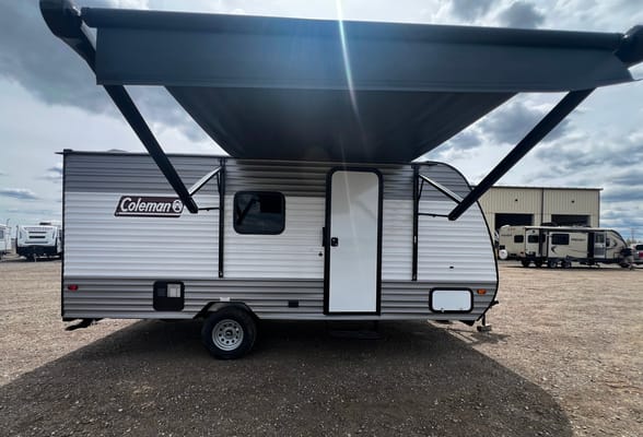 Cozy & Fully Loaded 21.5’ trailer – Sleeps 5 with Fireplace and A/C