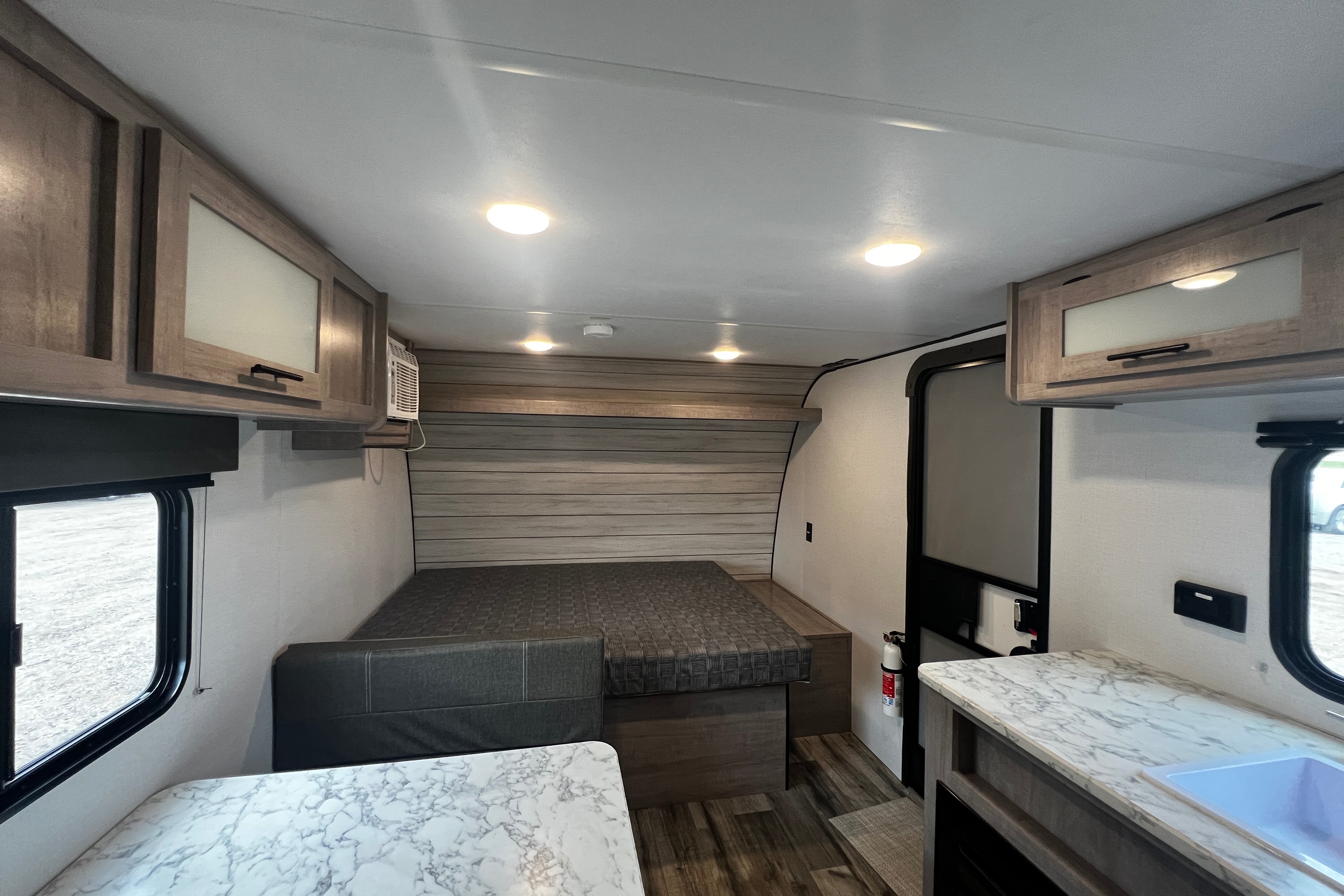 Cozy & Fully Loaded 21.5’ trailer  – Sleeps 5 with Fireplace and A/C