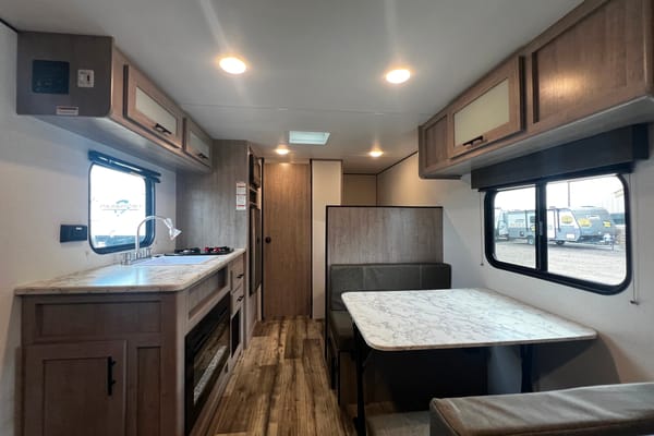 Cozy & Fully Loaded 21.5’ trailer – Sleeps 5 with Fireplace and A/C