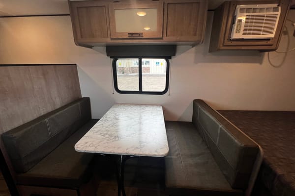 Cozy & Fully Loaded 21.5’ trailer – Sleeps 5 with Fireplace and A/C