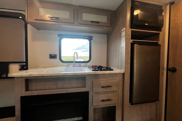 Cozy & Fully Loaded 21.5’ trailer – Sleeps 5 with Fireplace and A/C