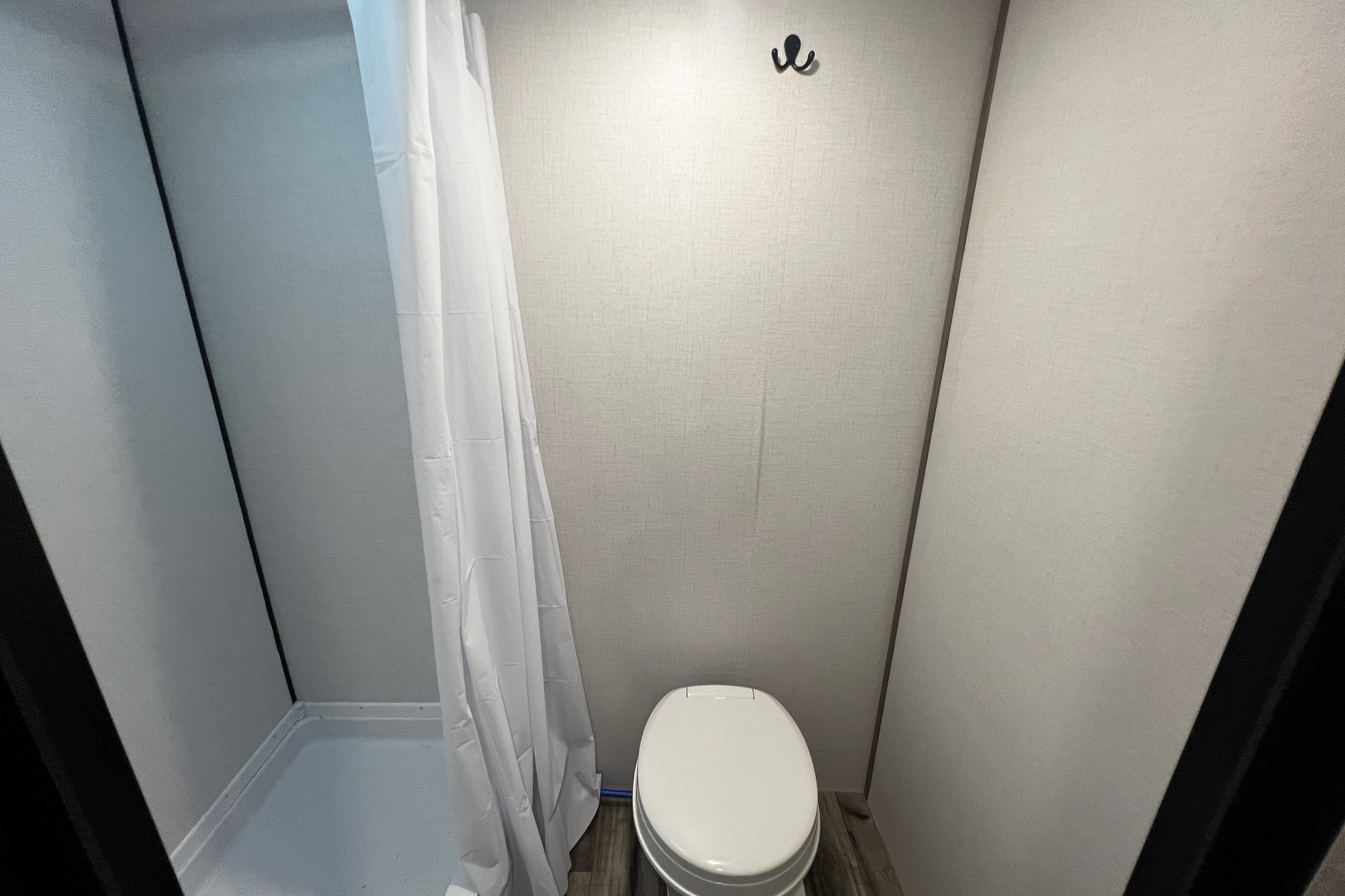 Cozy & Fully Loaded 21.5’ trailer  – Sleeps 5 with Fireplace and A/C