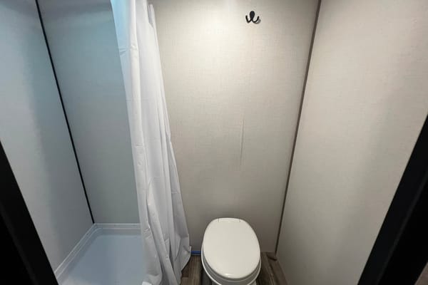 Cozy & Fully Loaded 21.5’ trailer – Sleeps 5 with Fireplace and A/C