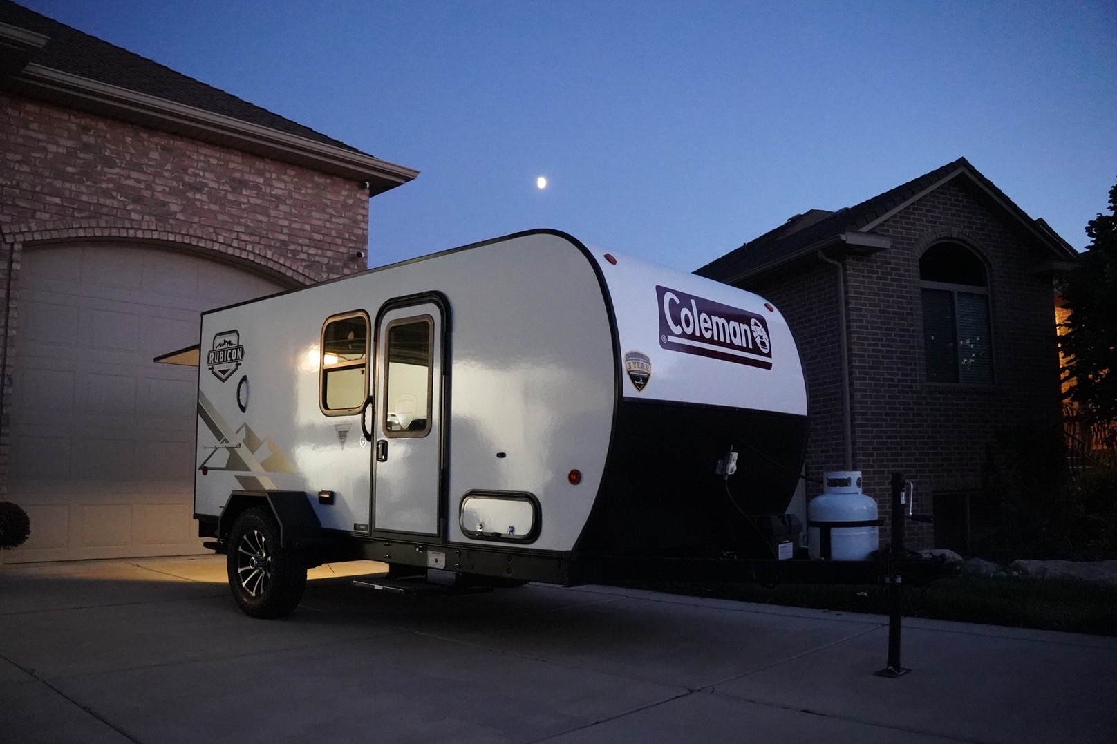Luxury Minimalist 16’ Modern Travel Trailer