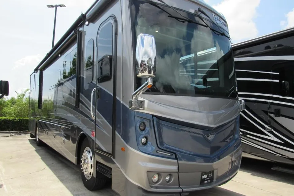 Experience Ultimate Luxury 2025 Discovery LXE!