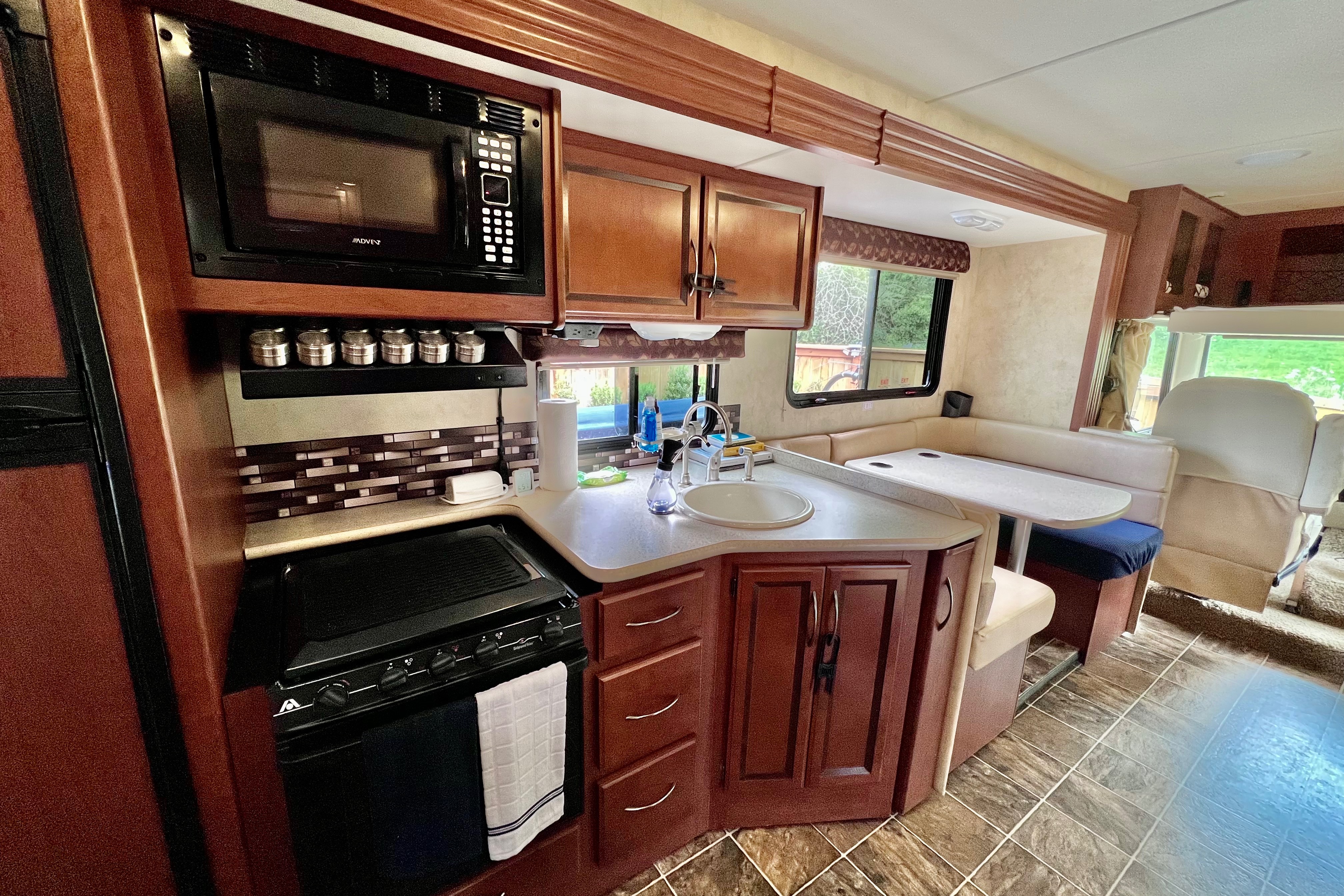 Super Sweet ACE Class A 29’ ft Easy to Drive! Clean! Explore the NW!