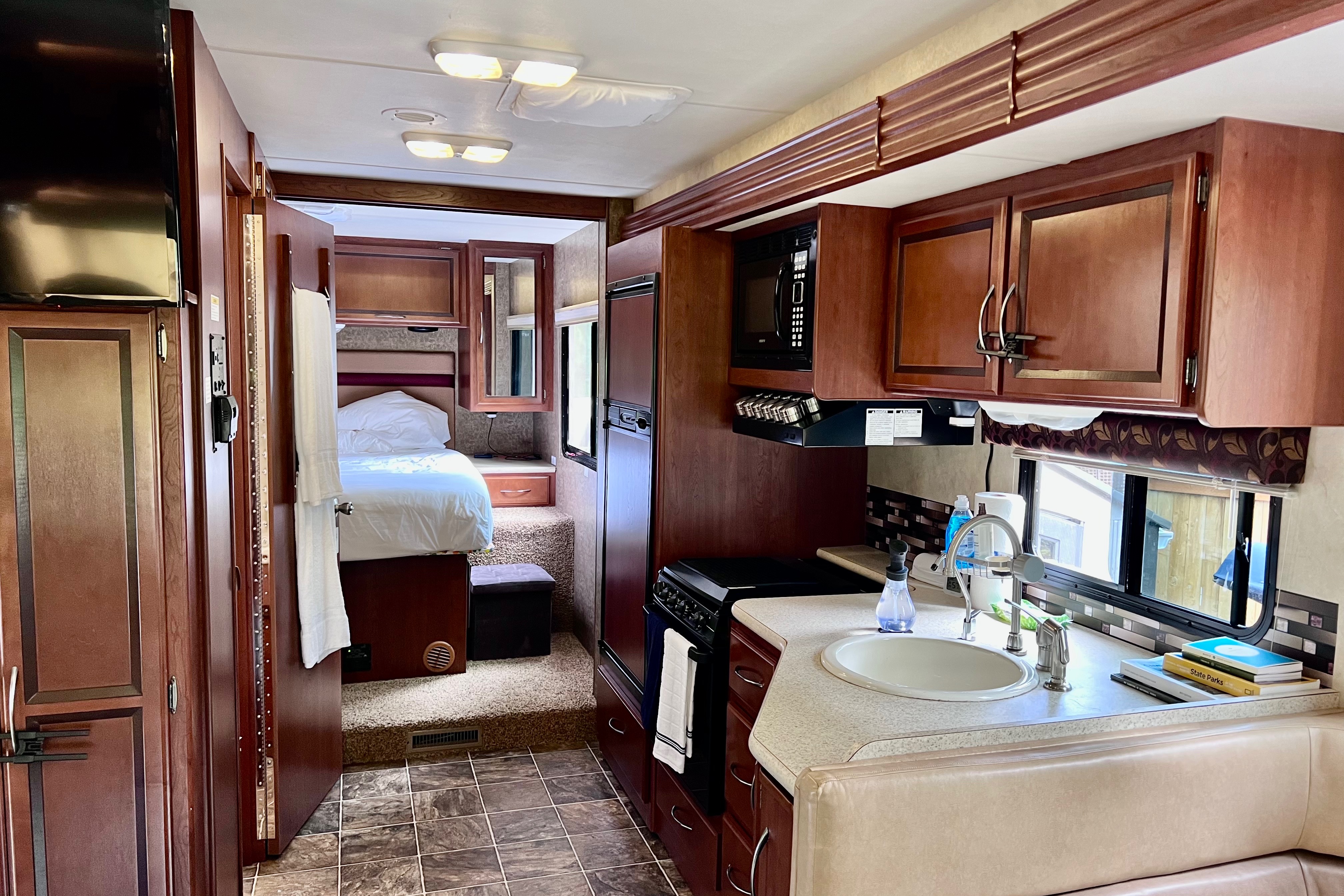 Super Sweet ACE Class A 29’ ft Easy to Drive! Clean! Explore the NW!