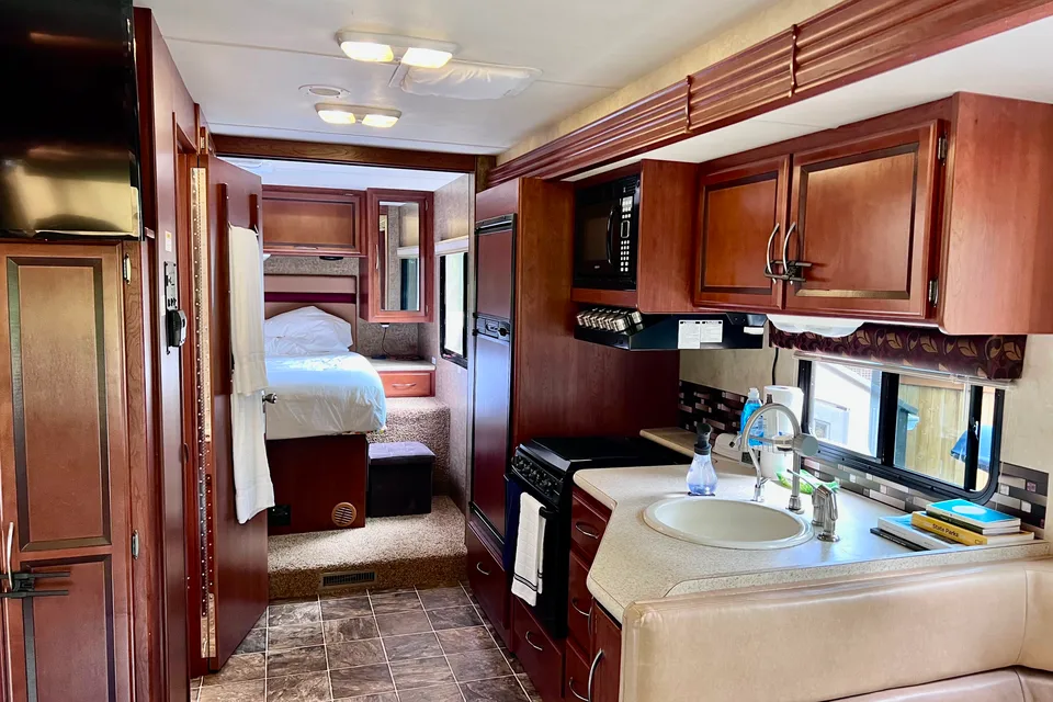 Super Sweet ACE Class A 29’ ft Easy to Drive! Clean! Explore the NW!