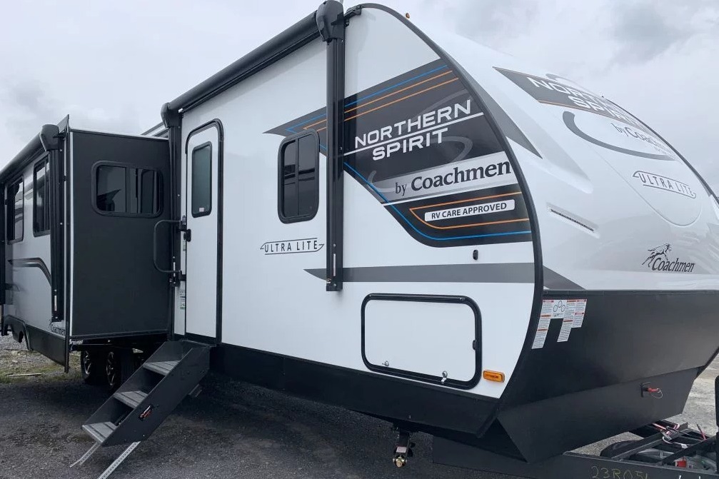 Quinn's Coachmen Northern Spirit 3379BH Travel Trailer