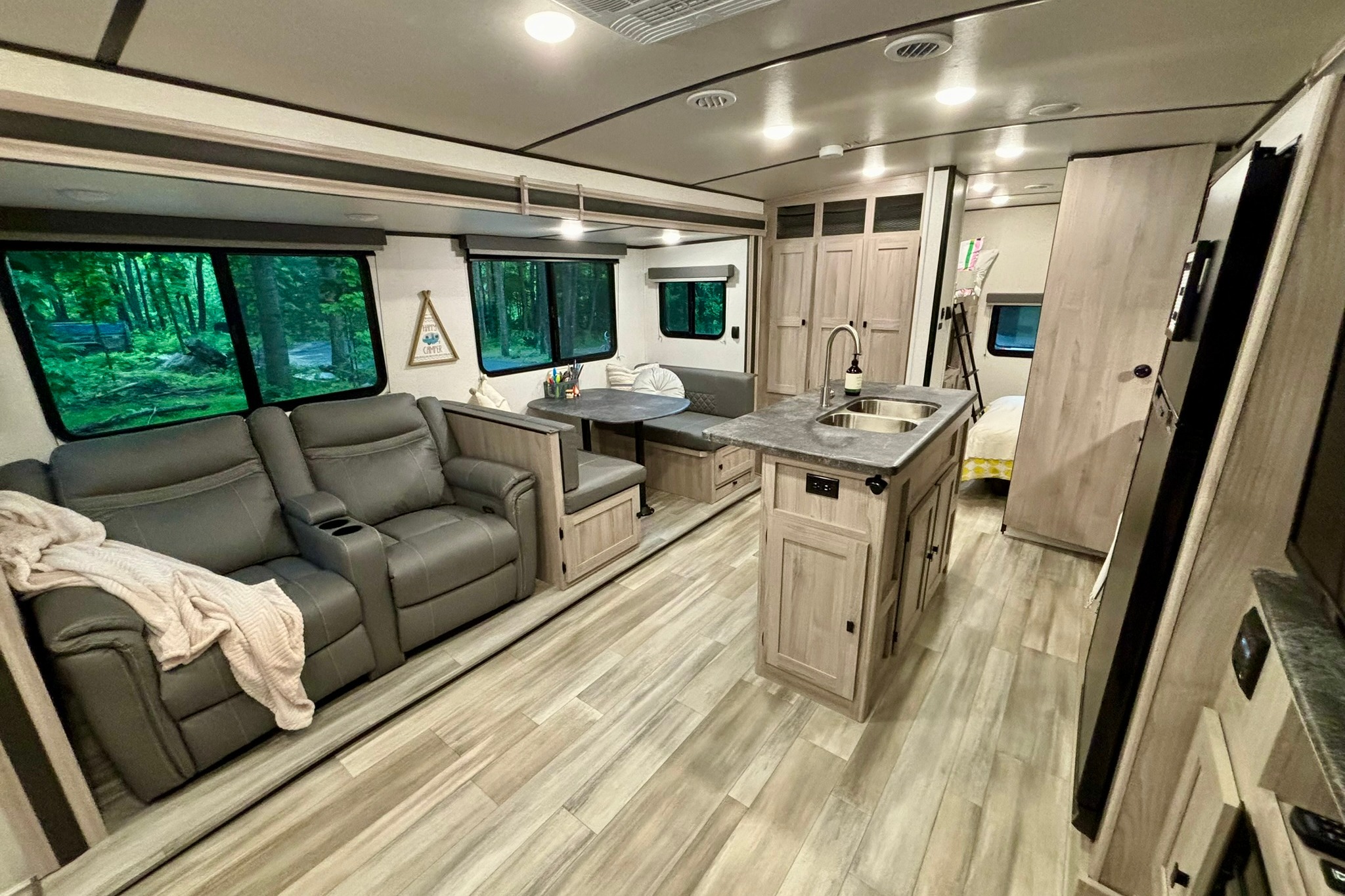 Quinn's Coachmen Northern Spirit 3379BH Travel Trailer