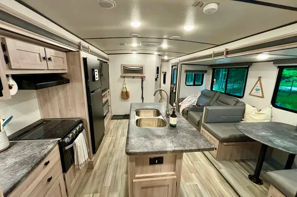 Quinn's Coachmen Northern Spirit 3379BH Travel Trailer