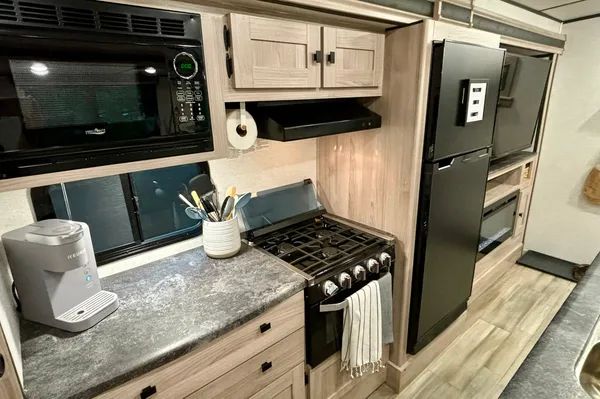 Quinn's Coachmen Northern Spirit 3379BH Travel Trailer