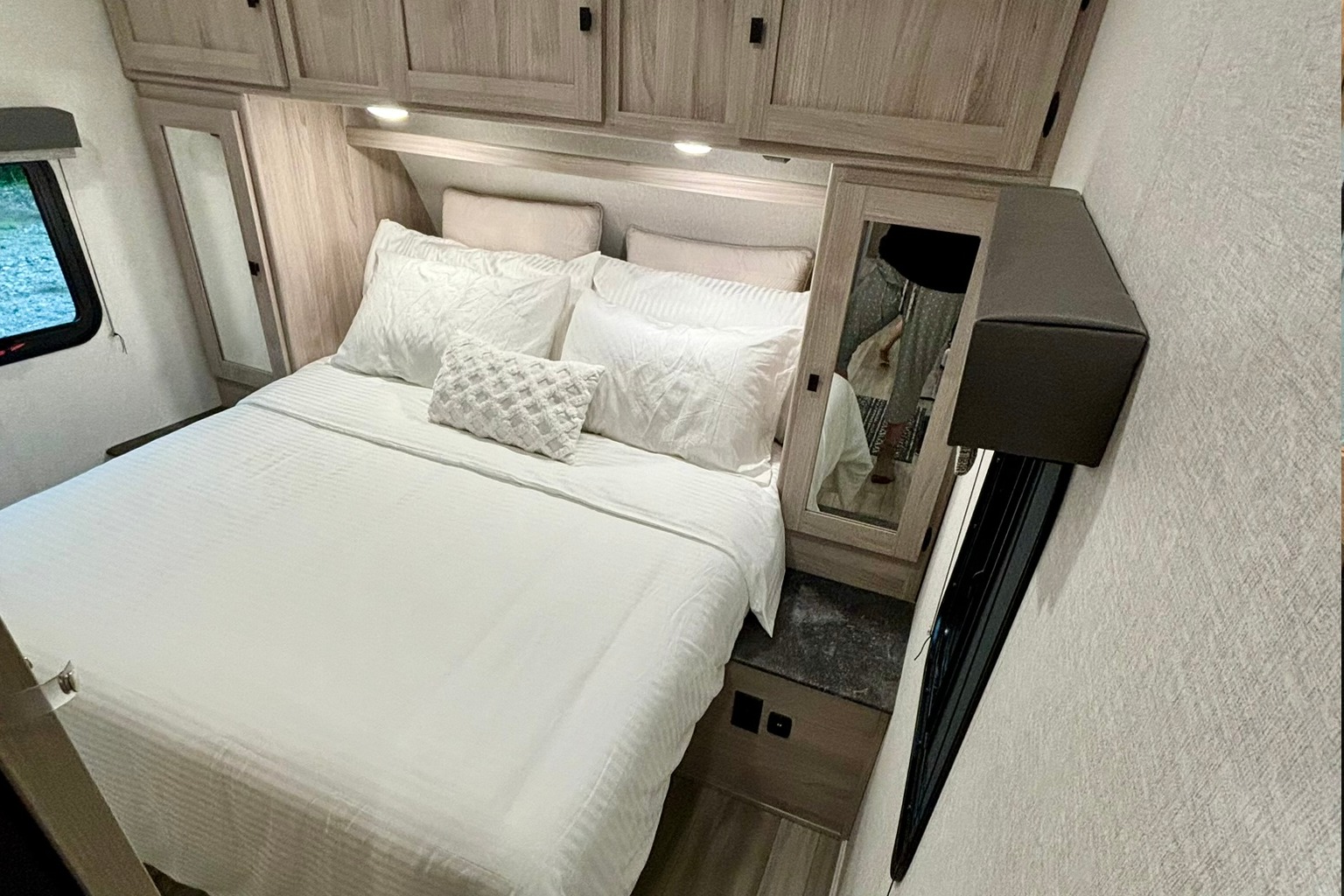 Quinn's Coachmen Northern Spirit 3379BH Travel Trailer