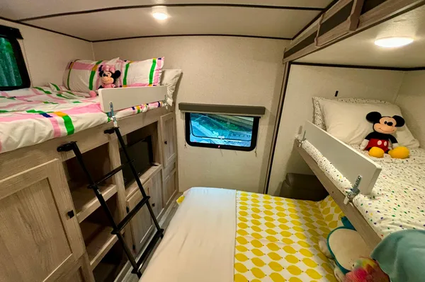 Quinn's Coachmen Northern Spirit 3379BH Travel Trailer