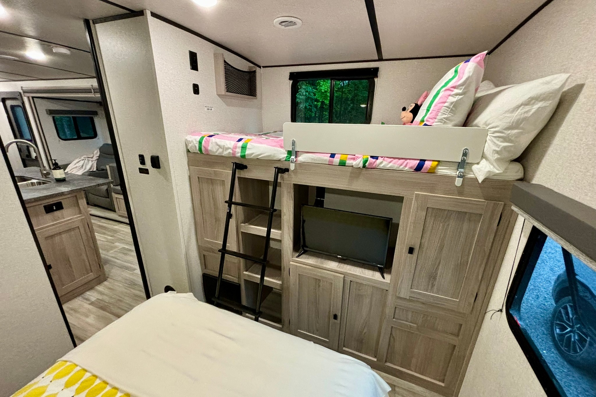 Quinn's Coachmen Northern Spirit 3379BH Travel Trailer