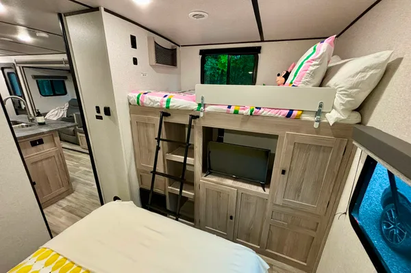 Quinn's Coachmen Northern Spirit 3379BH Travel Trailer