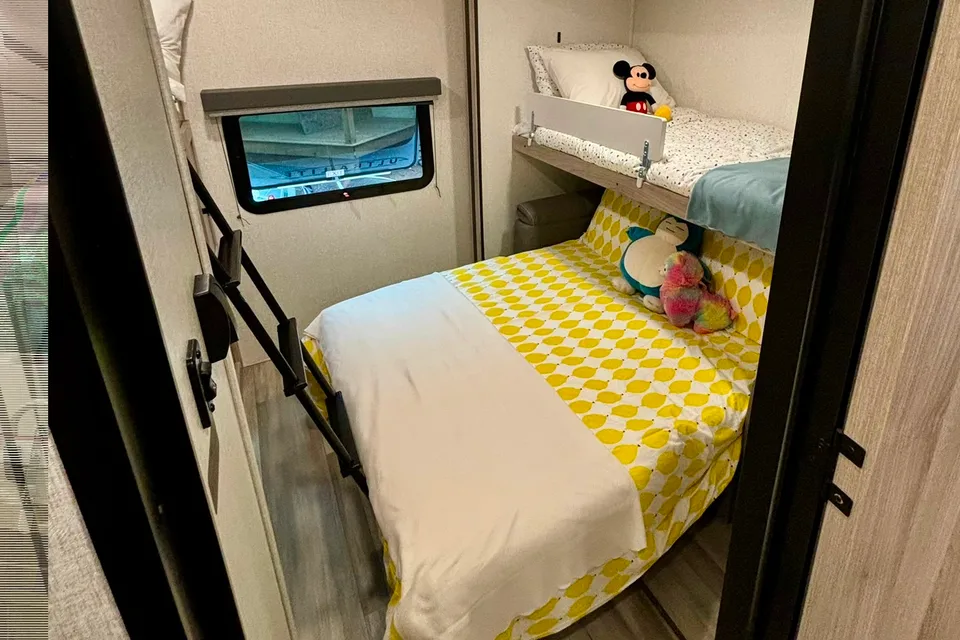 Quinn's Coachmen Northern Spirit 3379BH Travel Trailer