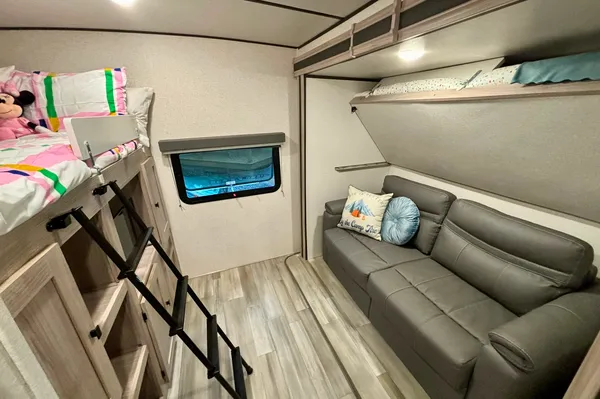 Quinn's Coachmen Northern Spirit 3379BH Travel Trailer